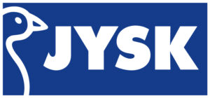 JYSK-logotyp med vita versaler på blå bakgrund och en stiliserad vit gås till vänster om texten.