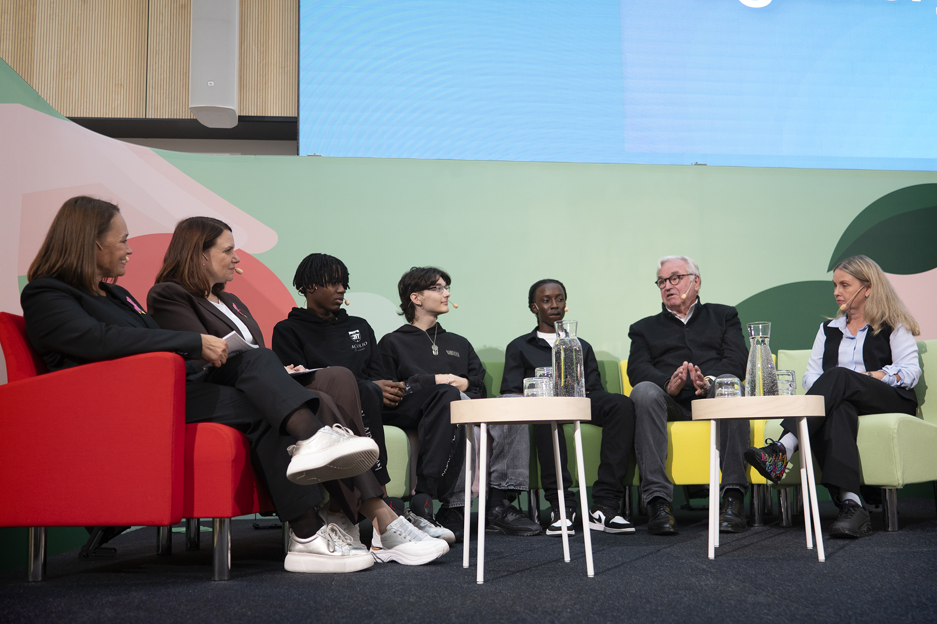 Panel sitter i soffa på scen: Moderatorer från Apotek Hjärtat, Johanneshov FF, Sven Hagströmer och Ann Bergholtz