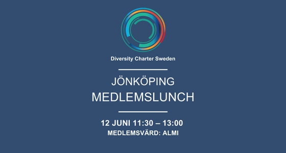 Inbjudan till medlemslunch i Jönköping. Mörkblå bakgrund med Diversity Charter Swedens logotyp högst upp. Text i vitt: "JÖNKÖPING MEDLEMSLUNCH", följt av datum och tid: 12 juni, kl 11:30- 13:00 Nederst står "MEDLEMSVÄRD:Almi