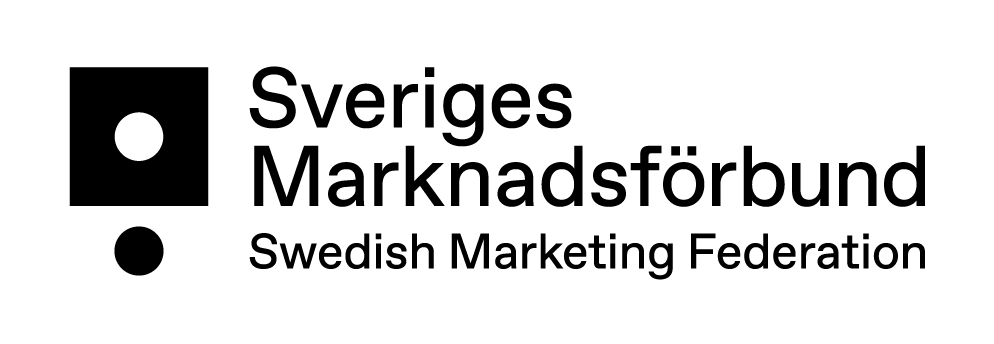 Logotyp för Sveriges Marknadsförbund. Till vänster en dekorativ svartvit figur, och till höger texten 'Sveriges Marknadsförbund' med den engelska översättningen 'Swedish Marketing Federation' under.