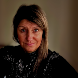 Kvinna med blont hår och svart topp