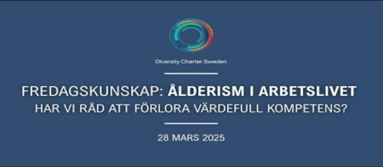 Inbjudan med blå bakgrund och vit text som lyder: Fredagskunskap -Ålderism i arbetslivet -har vi råd att förlora värdefull kompetens. 28 mars 08:30-09:30 Online. Centrerat över texten Diversity Charter Swedens logotyp