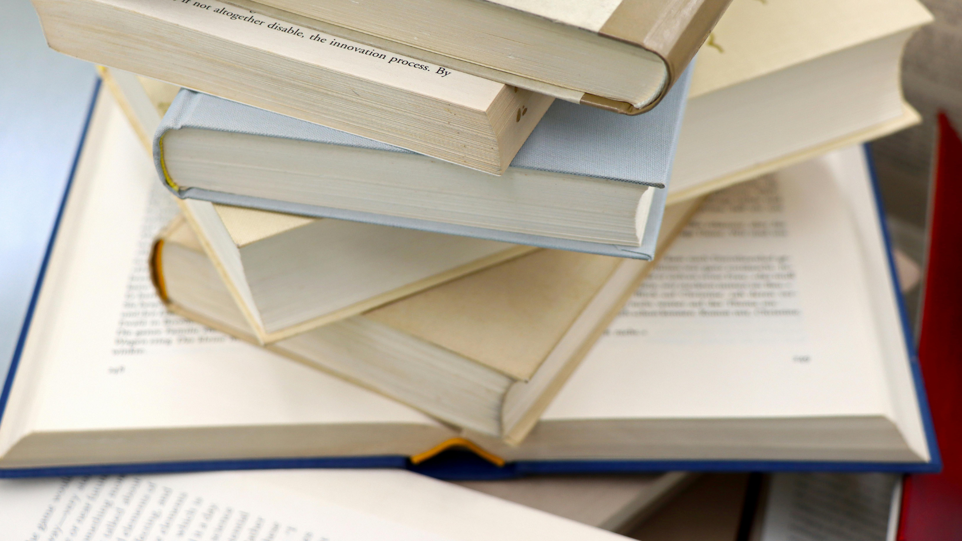 Ljusa böcker i en hög