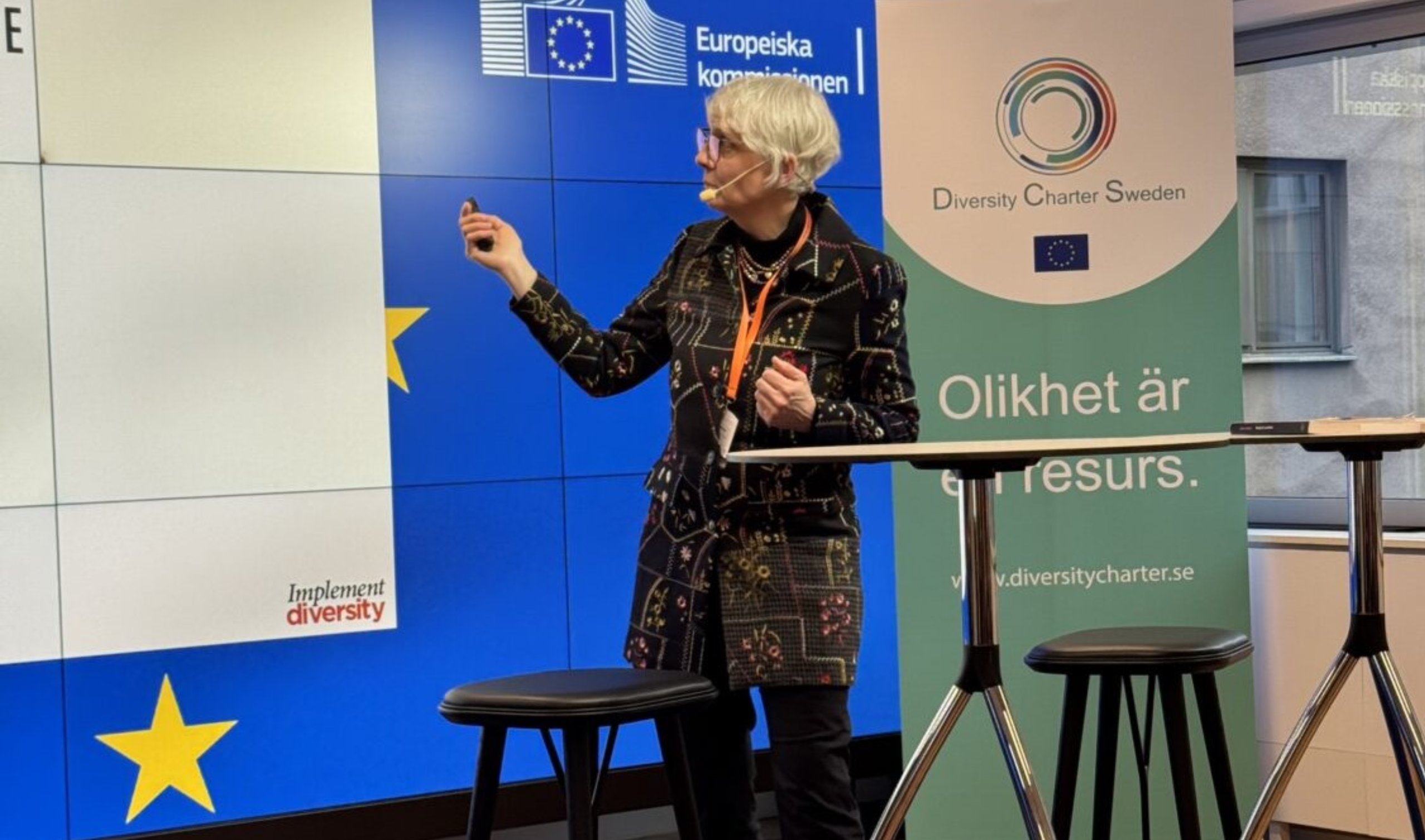 Gabriella Fägerlind står och föreläser