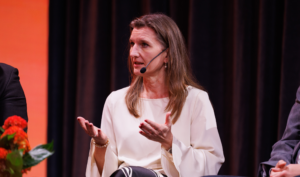 Petra Karmteg i ett panelsamtal på scen.