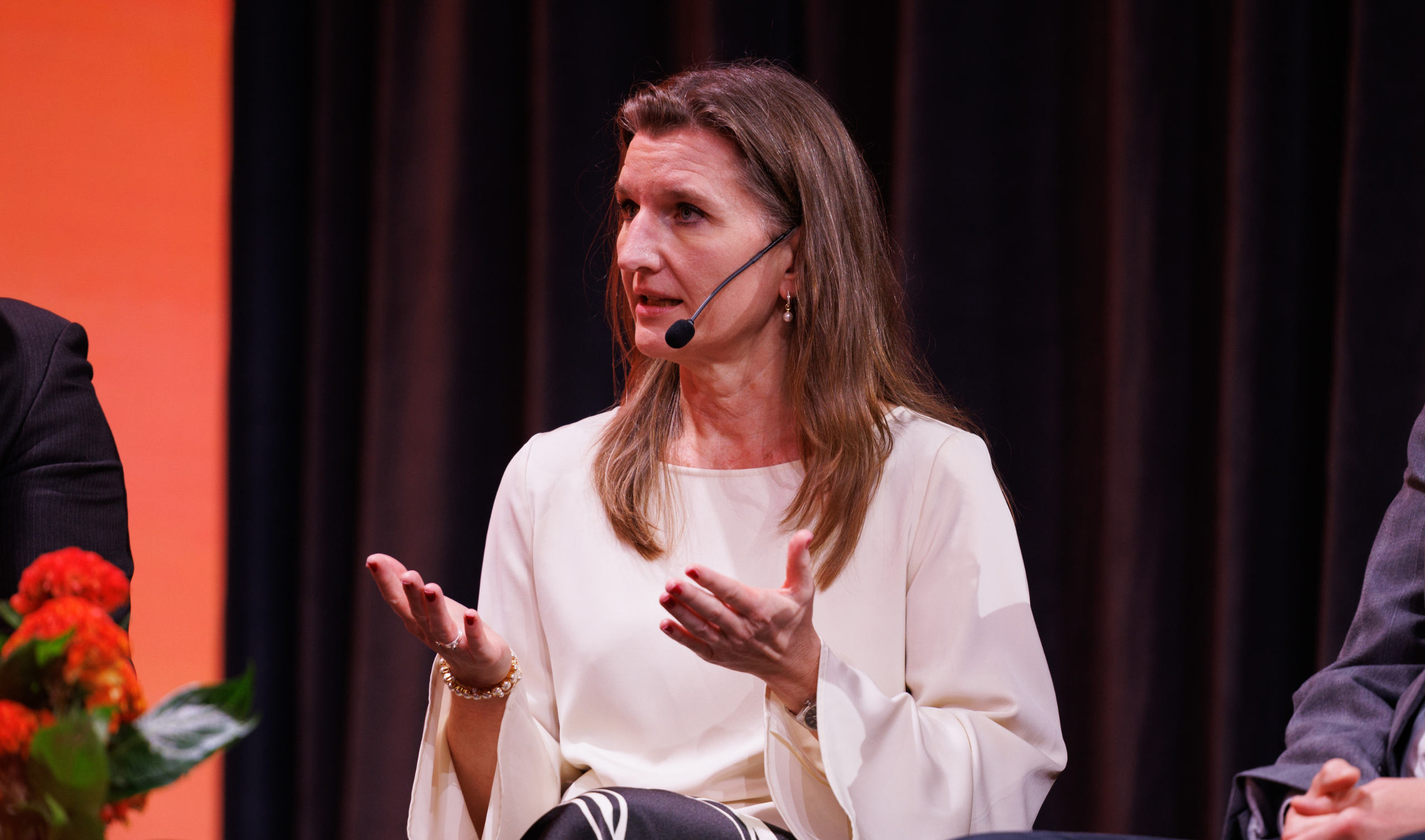 Petra Karmteg i ett panelsamtal på scen.