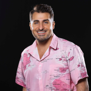 Charbel Gabro, man med mörkt hår och rosa skjorta med världskartan på.