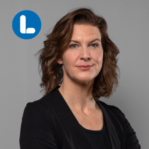 Nina Larsson liberalerna. Kvinna i mellanlångt brunt hår och svart tröja. 