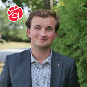 Bild på riksdagsledamot Jonathan Svensson iklädd blå kavaj och blåmönstrad skjorta. Kort brunt hår. 