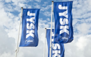 Jysk flaggor mot en blå molning himmel.