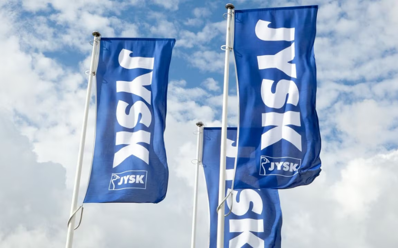 Jysk flaggor mot en blå molning himmel.