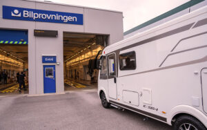 Framsidan på Bilprovningens lokaler. En Husvagn är på väg att köra in.
