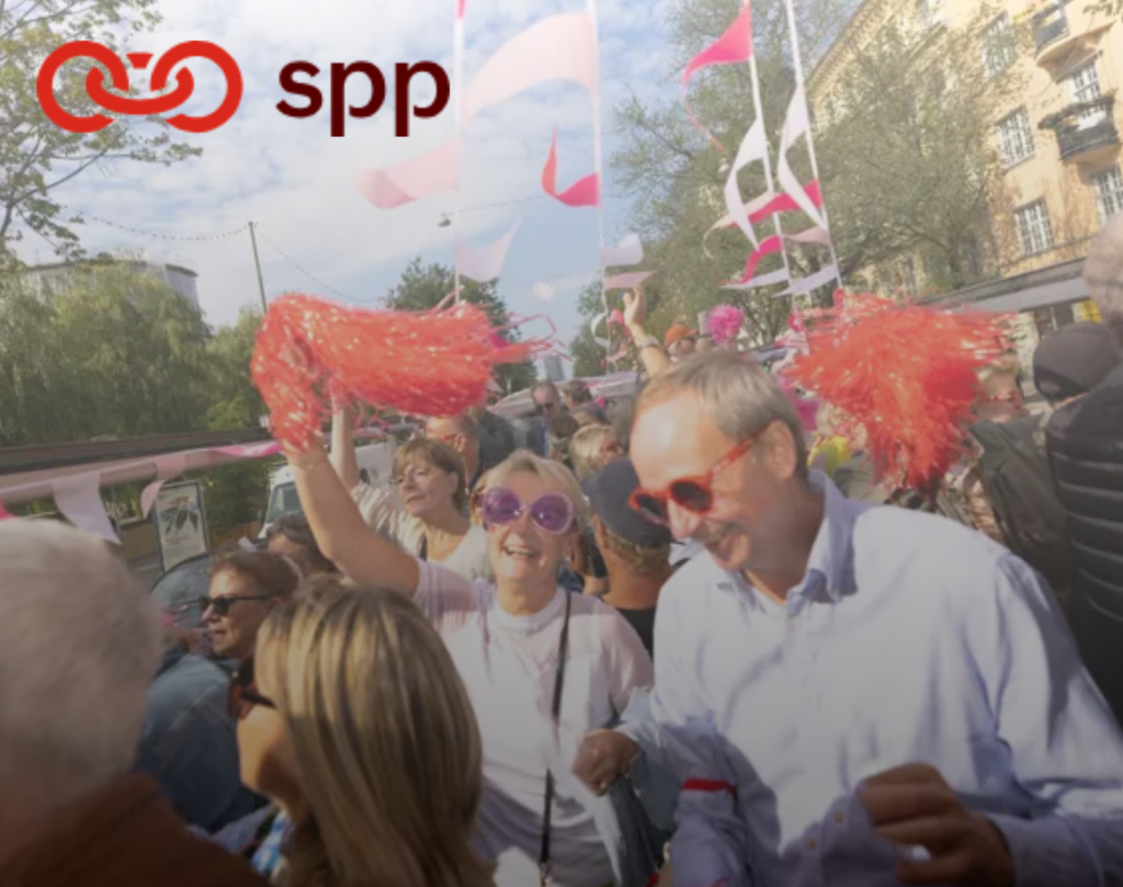 Pensionärer firar på gatan. SPPs logotyp.
