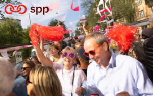 Pensionärer firar på gatan. SPPs logotyp.