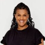 Foto på Anna Carlsson Sigstedt mot vit bakgrund
