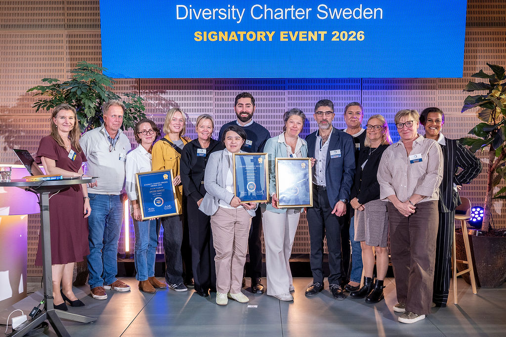 Vinnarna av DCS Award står tillsammans på scenen på årets Signatory Event och håller upp sina diplom.