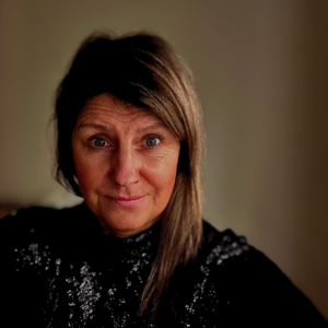 Kvinna med blont hår och svart topp